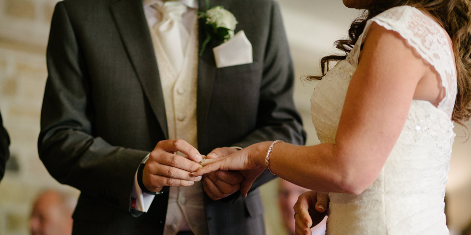 5 Different Ways to Say Your Wedding Vows - Young, Hip & Married