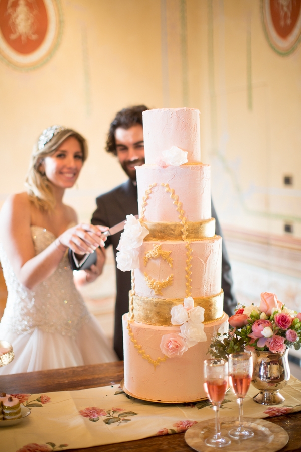 Wedding_cake_cutting