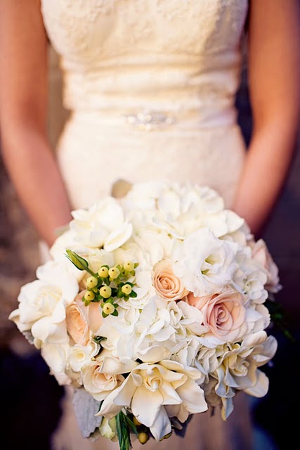 Sunday Bouquet: Shades of Champagne Bridal Bouquet