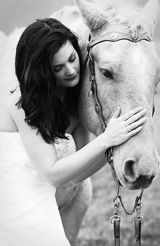 Photo Fridays | Romantic Horse Bridal Shoot