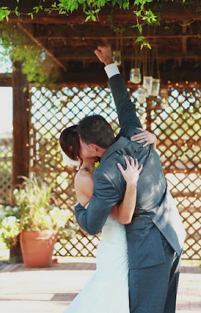 {Real Wedding} Lindsey & DJ: Rustic DIY Outdoor Wedding with Kraft + Burlap Details