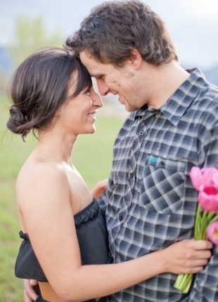 A Cute Engagement Shoot: Long Distance Love & Cupcakes
