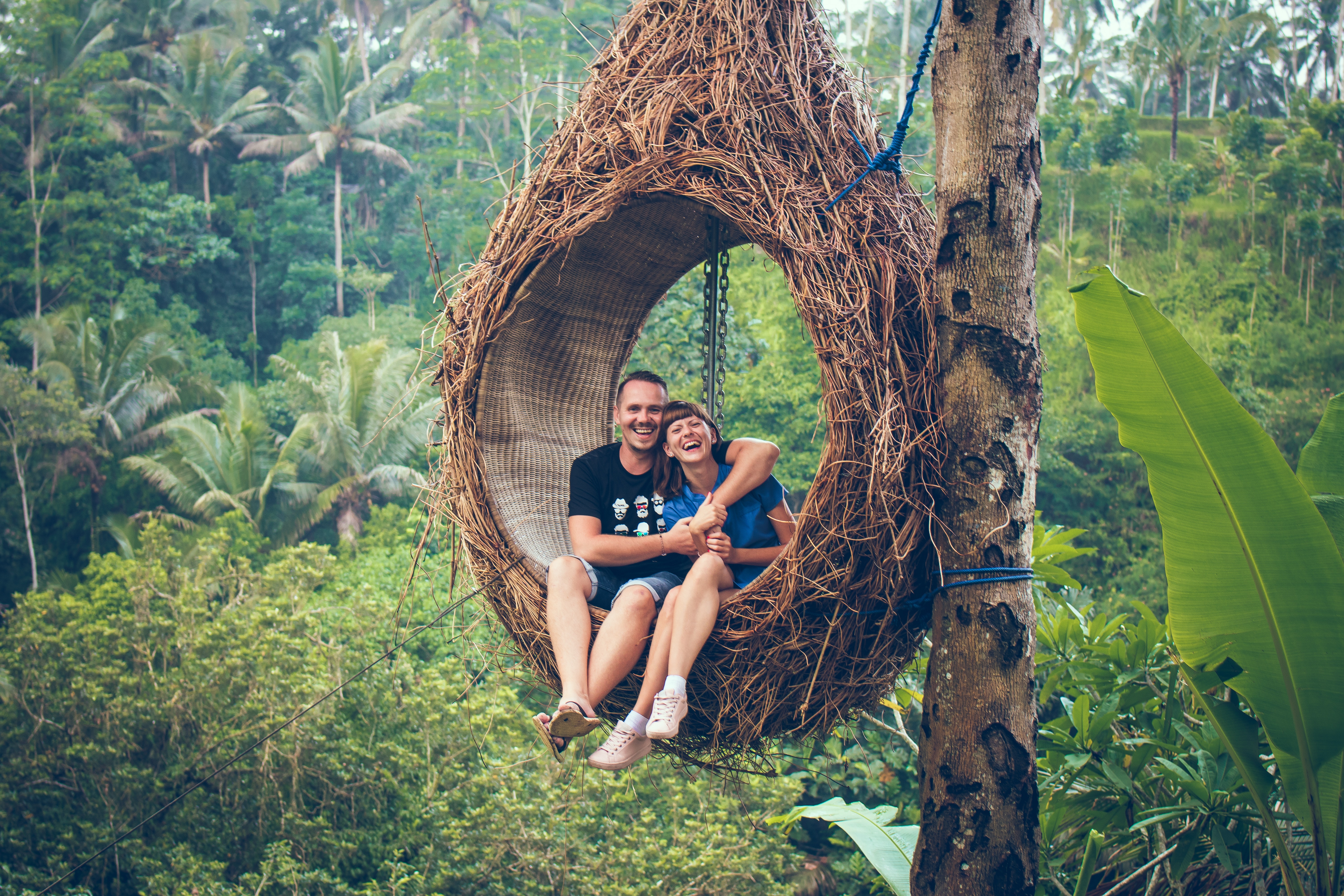 Adventures couples. Гамак в джунглях. Бали гамак. Тропический лес. Люди в тропиках.
